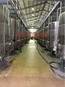 果酒釀造設備主要有：葡萄除梗破碎機、發酵罐、壓榨機、圓盤式過濾機、板框過濾機等